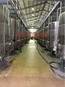 果酒釀造設備主要有：葡萄除梗破碎機、發酵罐、壓榨機、圓盤式過濾機、板框過濾機等